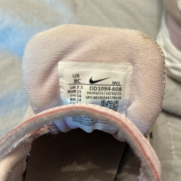 Pink Nikes 8 - Picture 5 of 6